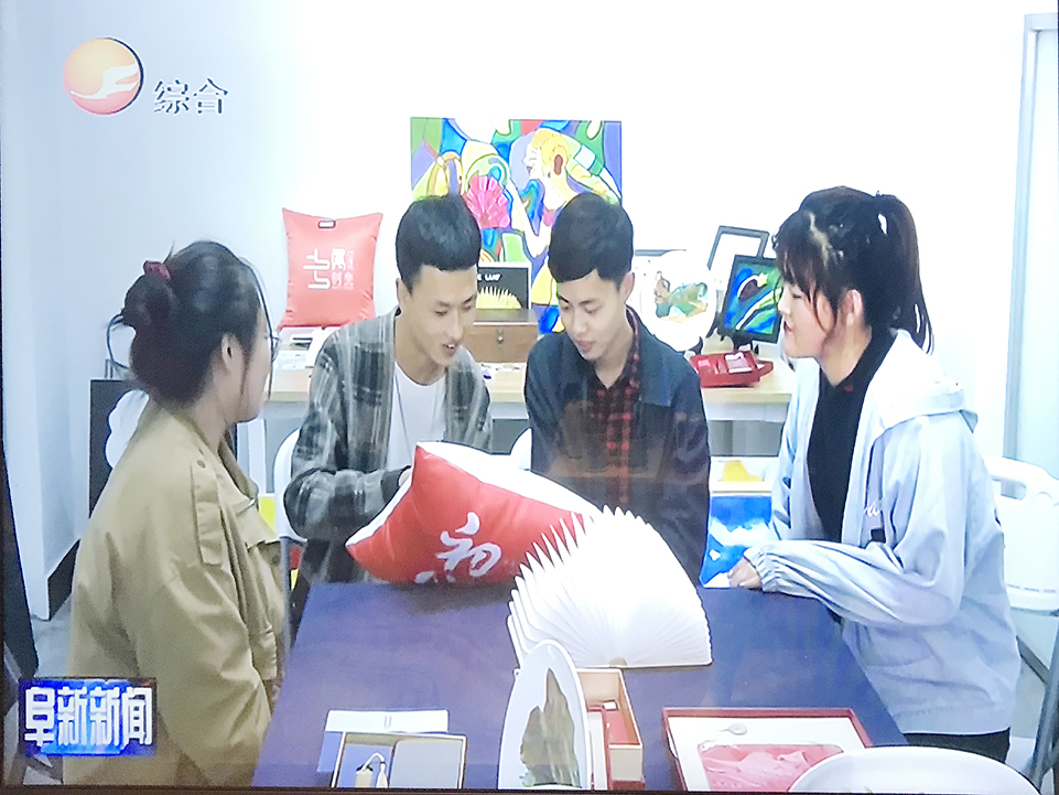 廣告專業(yè)學(xué)生在工作室研討--阜新新聞報(bào)道.jpg