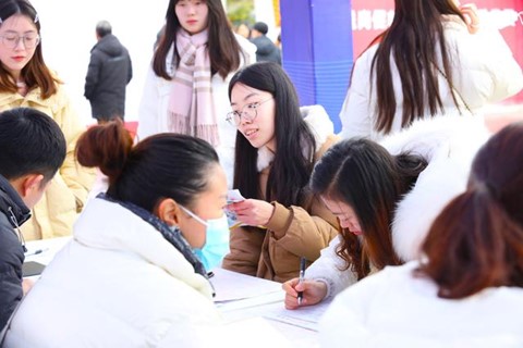 精準定位，積極行動—大專畢業(yè)生如何高效找工作